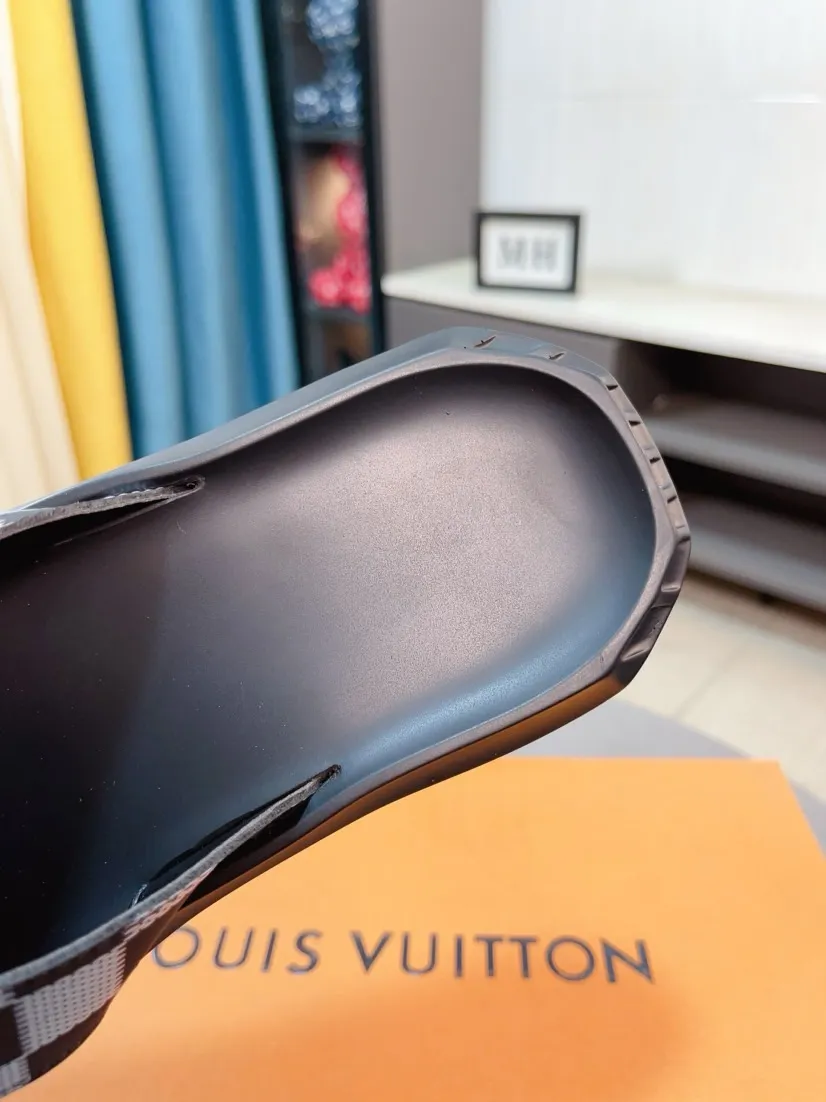 Men's shoes 💰260🌹🌹 (lv-Louis Vuitton) new men's sandals, high-end boutique, exquisite embossed logo decoration on the upper, fine workmanship, super soft soles, casual, loose and comfortable, a must-have in summer! \nsize：38-44